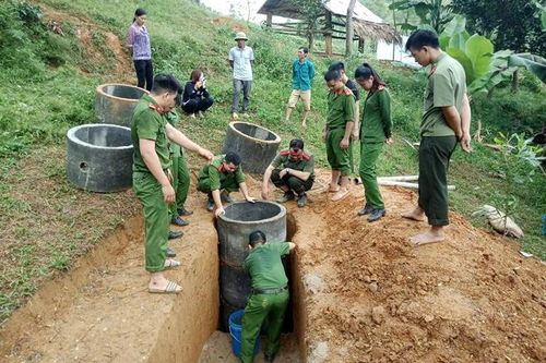 Hỗ trợ hộ nghèo xây nhà vệ sinh