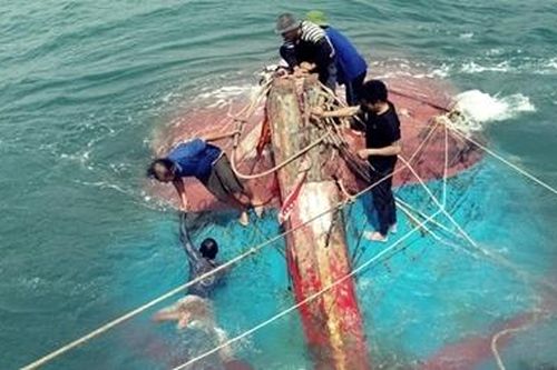 Tàu cá cùng 12 ngư dân gặp nạn ở vùng biển Cù Lao Chàm