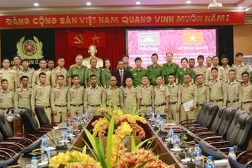 Khai giảng lớp Bồi dưỡng QLHC xã, phường cho cán bộ người Campuchia