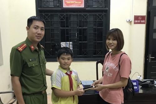 Công an phường Xuân La trao tài sản đánh rơi cho người dân