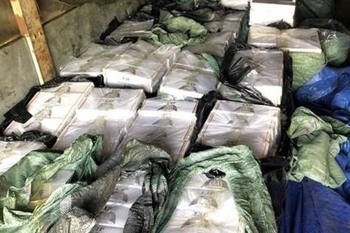 CSGT kiểm tra xe tải vi phạm, phát hiện 24.000 gói thuốc lá lậu