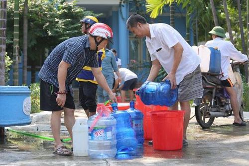 Hòa Bình tổ chức họp báo thông tin nước sạch sông Đà nhiễm dầu