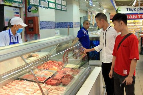 Giá thịt lợn tăng cao: Đồng bộ các giải pháp bình ổn thị trường