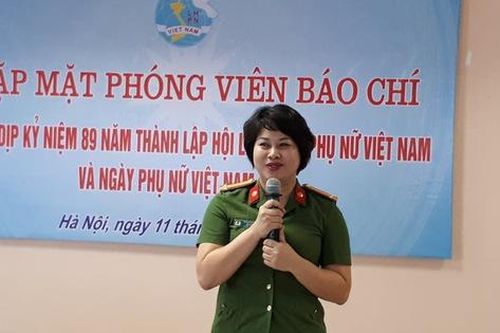 Nữ cảnh sát khiến nam giới phải ngả mũ thán phục