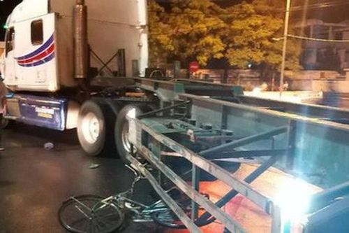 Bị container cuốn vào gầm, cụ ông 70 tuổi đi xe đạp chết thảm dưới trời mưa