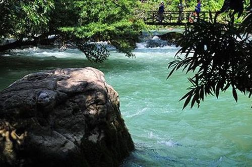 Khám phá vẻ đẹp hoang sơ của suối Nước Moọc
