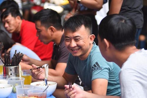 Đi tìm 5 quán phở đông khách bậc nhất ở Hà Nội