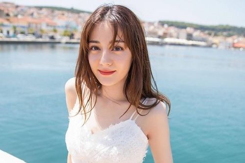 Địch Lệ Nhiệt Ba và Trương Hinh Dư thân thiết trong hậu trường