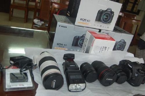 4 tên trộm bịt mặt vô hiệu hóa camera để cuỗm 11 máy ảnh
