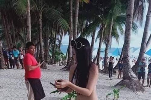 Bạn trai viết tâm thư vì nữ du khách mặc bikini siêu nhỏ suy sụp
