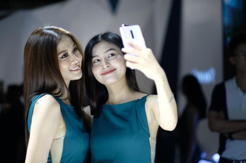 Vinh Vật Vờ: Oppo Reno2 quay video bá đạo, xóa phông cả người và vật thể