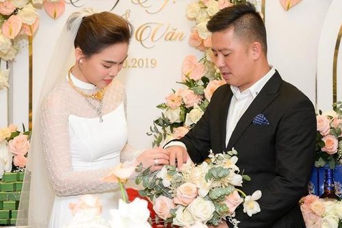 Áo dài cưới của Giang Hồng Ngọc bị tố đạo nhái