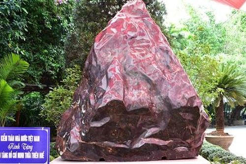 Kiểm toán Nhà nước tặng bảo tàng ở Huế khối đá sapphire 14 tấn
