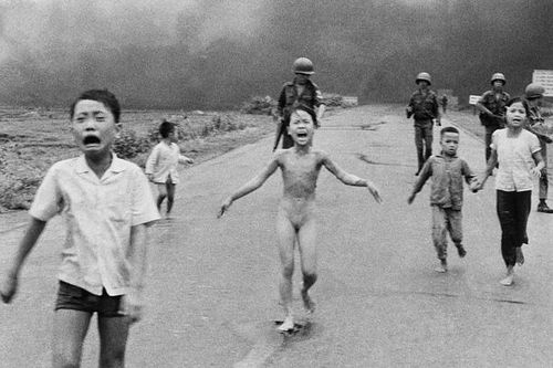 'Em bé Napalm' đứng đầu danh sách những bức ảnh gây chấn động thế giới trong nửa thế kỷ qua