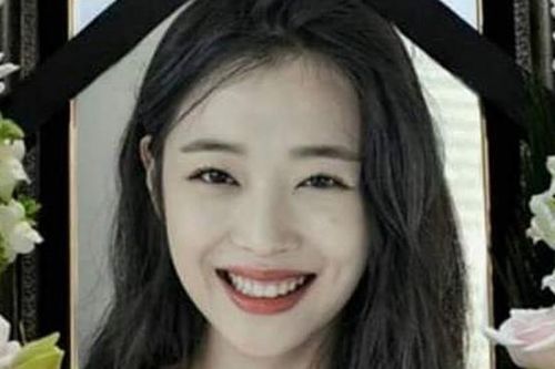 Sulli tự tử: Điều gì dẫn đến những cái chết của các thần tượng K-pop?