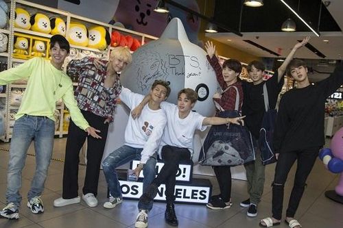BTS mở cửa hàng thiết kế hoành tráng như trường quay, fan sống ảo mệt nghỉ