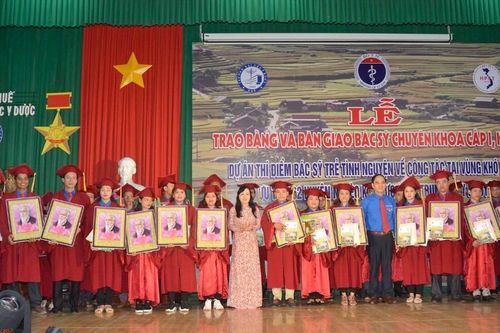Bàn giao bác sĩ CKI về vùng khó khăn