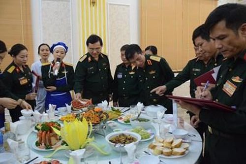 Bữa cơm gia đình gắn kết yêu thương