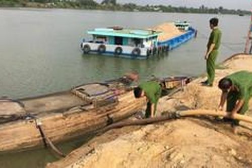 Bình Phước: Tạm giữ 3 tàu khai thác cát trái phép