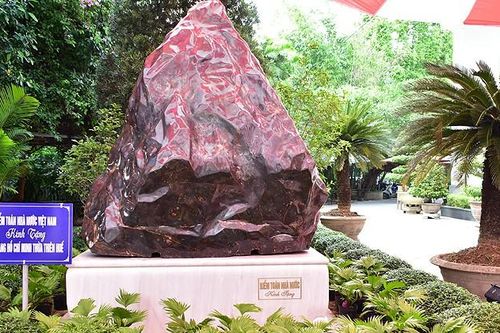 Bảo tàng Hồ Chí Minh Thừa Thiên-Huế tiếp nhận khối đá Saphia nặng 14 tấn