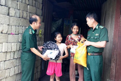 Tấm lòng của hai cán bộ Biên phòng với học sinh nghèo vùng biên giới
