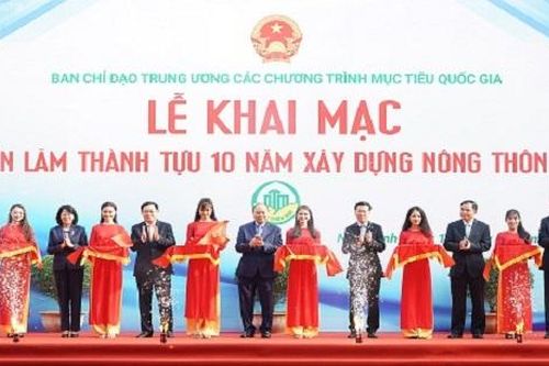 Thủ tướng tham dự Triển lãm thành tựu 10 năm xây dựng nông thôn mới