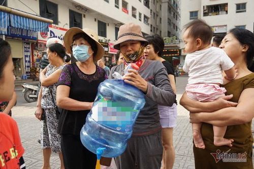 Dân Hà Nội đổ xô mua nước đóng chai nấu ăn, chuyên gia khuyến cáo