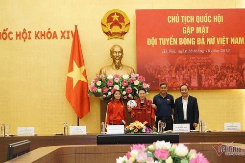 Chủ tịch Quốc hội Nguyễn Thị Kim Ngân gặp mặt tuyển nữ Việt Nam