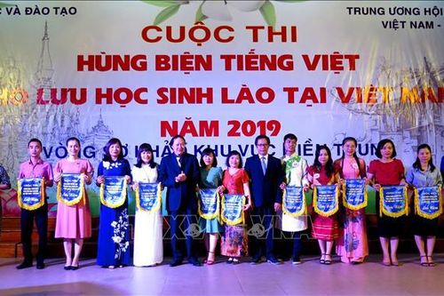 Lưu học sinh Lào thi hùng biện tiếng Việt 'Việt Nam đất nước tôi yêu'