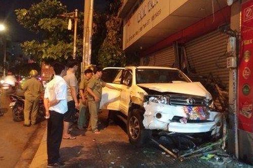 Hiện trường vụ ô tô lao qua dải phân cách, đâm thẳng vào nhà dân ở TP.HCM