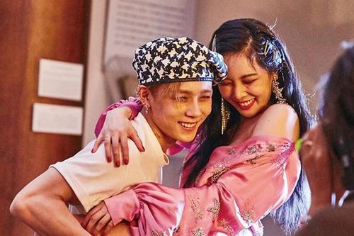 Màn đối đầu ngọt ngào nhất của Kpop: Cặp đôi HyunA và E'Dawn ra mắt sản phẩm cùng ngày!