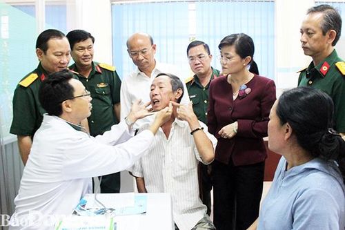 Khám bệnh, cấp thuốc và tặng quà cho gia đình chính sách, hộ nghèo huyện Thống Nhất