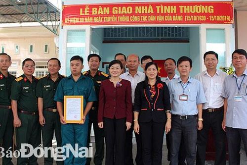Trao nhà tình thương và tặng bò cho hộ nghèo tại Thống Nhất