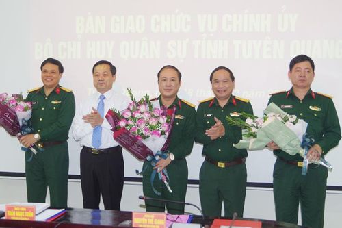 Hội nghị bàn giao chức vụ Chính ủy Bộ CHQS tỉnh