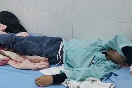 Truy tìm người 'lia' chai nước gây xuất huyết não HS lớp 6