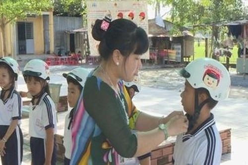 Phụ huynh đội MBH cho trẻ khi tham gia giao thông