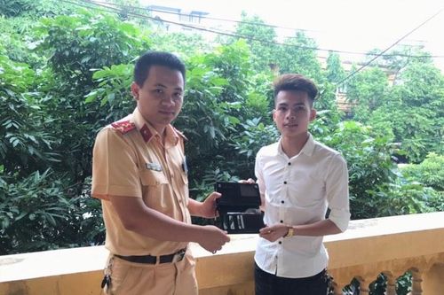 CSGT Bắc Ninh nhặt được ví tiền của người dân làm rơi