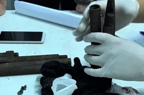 Mang xà beng và găng tay từ nước ngoài vào Việt Nam để phá trộm két sắt