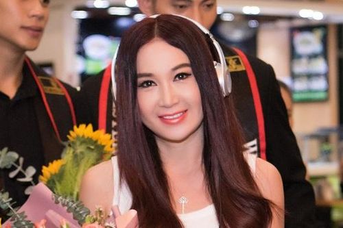 'Phan Kim Liên gợi cảm nhất màn ảnh' Ôn Bích Hà khoe nhan sắc không tuổi khi đến Việt Nam