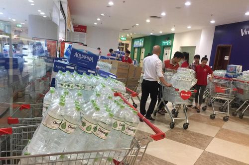 Nước sạch được cấp lại, dân vẫn kéo đi mua nước đóng chai về dùng