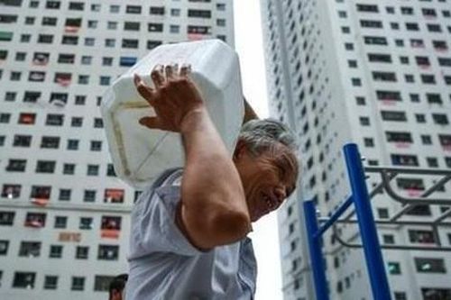 Liệu có thể định tội hình sự kẻ đổ trộm dầu thải và cả đơn vị cấp nước trong sự cố rúng động Hà Nội?
