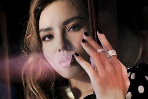Hoa hậu Kỳ Duyên khoe 'vòng một' hững hờ