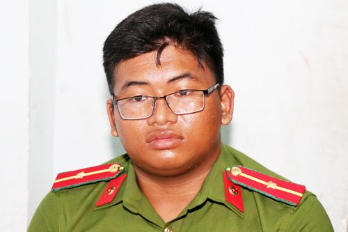 10X mặc đồ cảnh sát để 'ra oai'