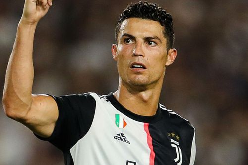 Ronaldo có thu nhập gấp đôi Messi từ Instagram