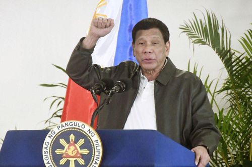 TT Duterte sốc khi các ngôi sao xông vào giật tóc nhau dù được dàn hòa