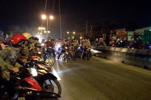 Chặn đoàn đua sau trận Việt Nam - Indonesia, một CSGT bị tông gãy chân