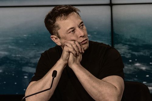Ông chủ Tesla Elon Musk sở hữu toàn cổ phần, túng thiếu tiền mặt