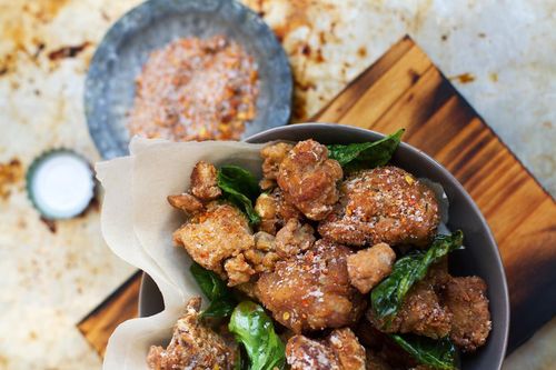 Gà ướp xì dầu ngũ vị hương, ăn kèm lá húng quế