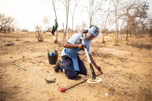 Những phụ nữ 'quét sạch' bom mìn trên cánh đồng chết ở Angola
