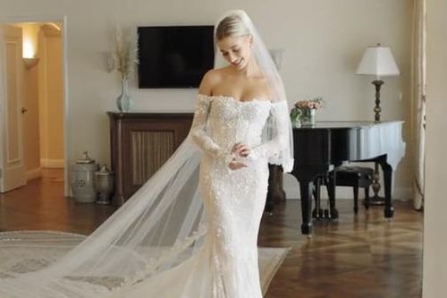 Chiếc váy cưới tôn vòng ngực và tấm lưng ong của Hailey Bieber